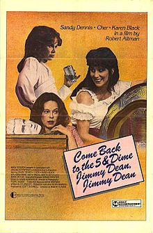 Three women are seen in different poses against an orange background. The one on the right smiles as she rests her hand on a jukebox; to her left, the lower one stoops before a table, next to a mask; and the one standing up is holding a glass, with a blunt look on her face. The film's title is displayed in a cursive script inside a tilted pink square.