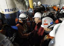 Picture of the first rescuer with the Chilean President and fellow rescue workers before entering the rescue capsuleále