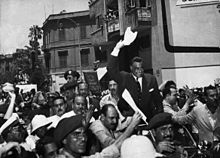 Nasser cheered by supporters in 1956.jpg