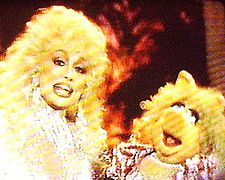 Dolly Parton and Miss Piggy performing a musical number on an episode of Dolly