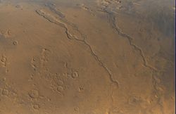 Dao Niger and Harmakhis Vallis PIA02810.jpg