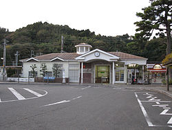 JRCentral-Tokaido-main-line-Mochimune-station-building-20101215.jpg