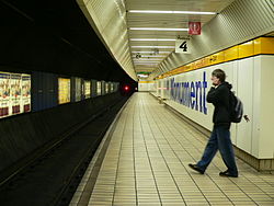 Monument T&W Metro station - platfom 4 01.jpg