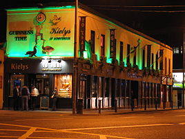 Kiely's pub and Yo Thai restaurant by night