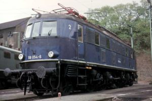 118 054 in Bw Würzburg, 1983