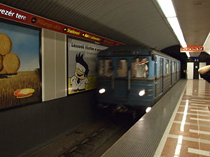 Budapešť, Moszkva tér, přijíždějící vlak.jpg