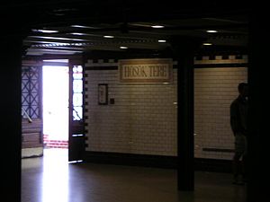 Budapest metro hösök station BÅn.jpg