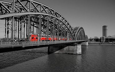 Hohenzollernbrücke rot-grau.jpg